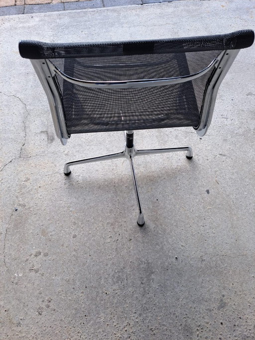 4x Chaises de marque Herman Miller. Designée par Charles Ray