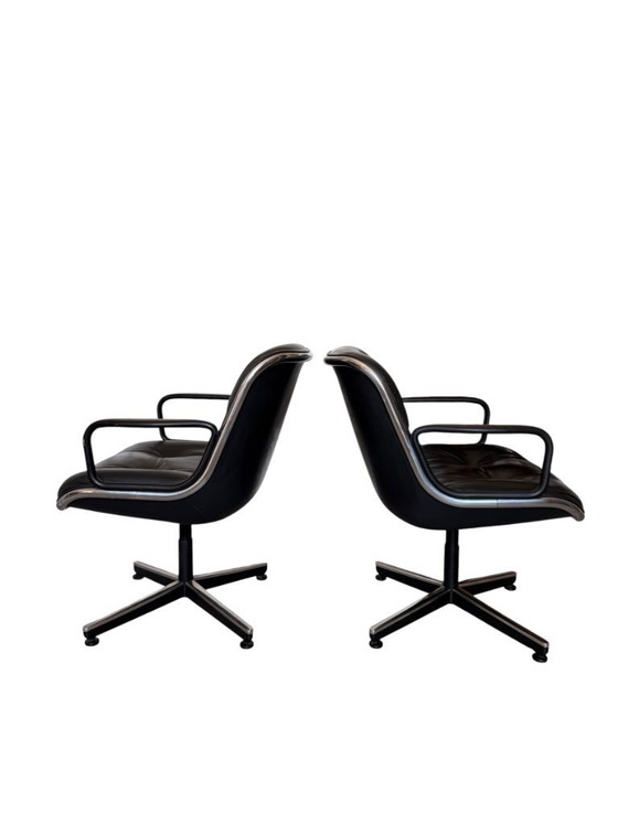 Image 1 of Een paar authentieke Charles Pollock directiestoelen voor Knoll - zwart leer & Skai