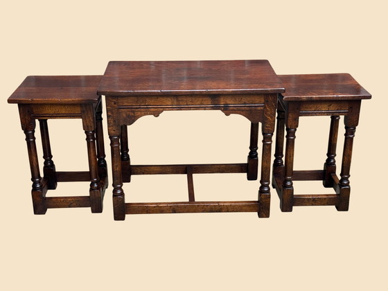 Image 1 of Tables gigognes anciennes en chêne | Style TITCHMARSH & GOODWIN | Chêne jacobéen | Années 1920