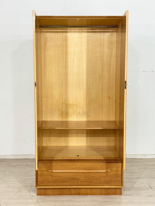 Armadio vintage in legno, lavabo, armadio per la biancheria, mobiletto