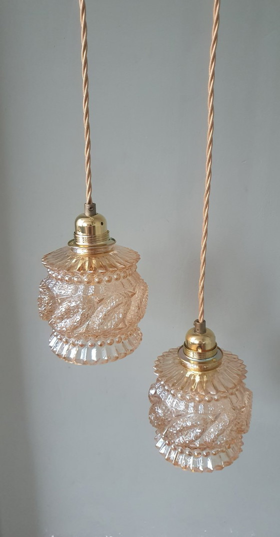 Image 1 of Set van 2 Vintage getextureerde rose / amber getinte hanglampen - midcentury design. 