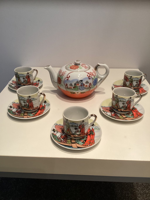 Vintage theeservies5 kopjes en onderbordjes en theepotje.