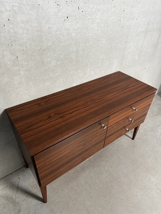Image 1 of Credenza in noce in stile moderno di metà secolo