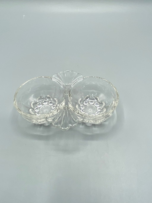 Zoutvaatje van dubbel geperst glas – met bloemmotief in reliëf – Frankrijk, circa – glazen karaffen, Art Deco