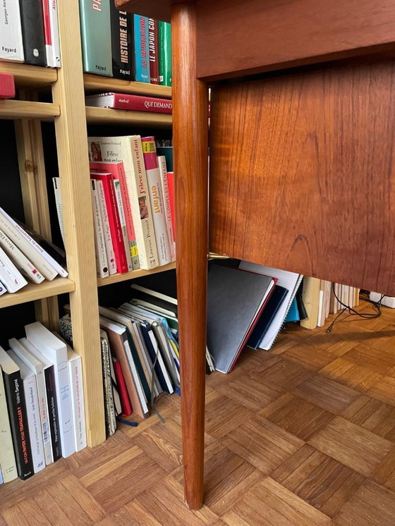 Image 1 of Scrivania di design danese in legno di teak, anni '60, due cassetti