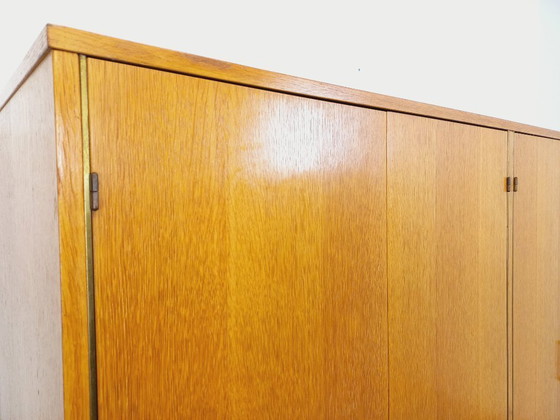 Image 1 of Armoire vintage en bois de chêne des années 60