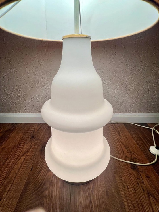 Image 1 of 1970er Jahre große Space-Age Opalglas-Stehlampe mit Leuchtfuß und verschiedenen Beleuchtungsmodi, mit insgesamt 3 E27 Fassungen.