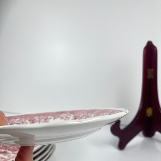 Image 1 of Set van 6 Italiaanse dessertbordjes met een Engels design en een rood patroon.