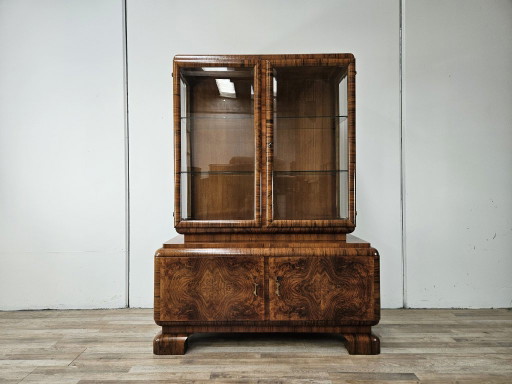 French Art Decò display cabinet from the 1940s in walnut