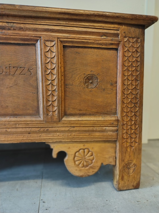 Image 1 of Coffre à couvertures ancien en chêne avec date gravée, XVIIIe siècle