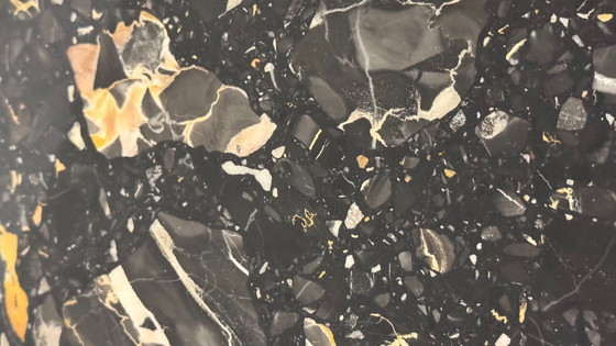 Image 1 of Mesa de diseño exclusiva fabricada en mármol negro – redonda con base facetada, atemporal