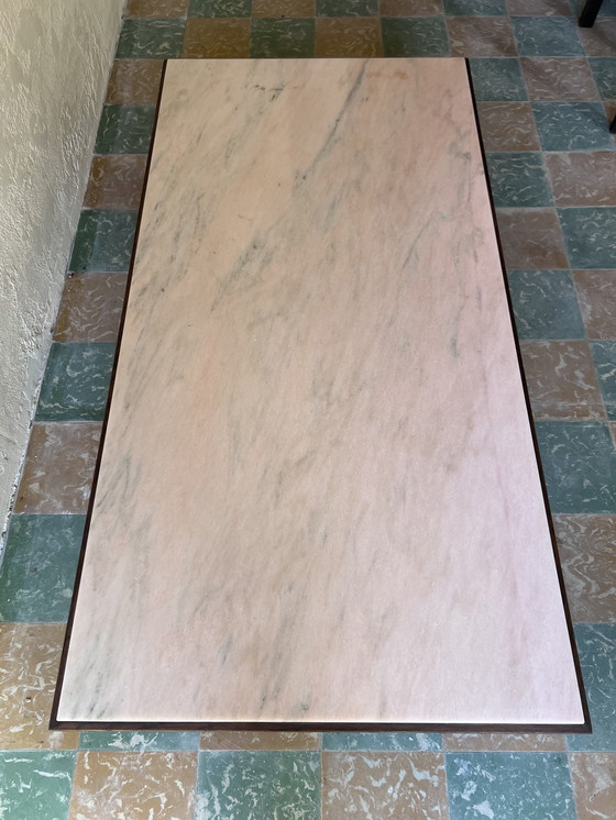 Image 1 of Salon Tafel Brutalismus Zartrosa Marmor Walnussfarbenes Holz