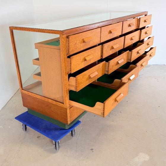 Image 1 of Bancone da merceria vintage in rovere – SLB Stuttgart