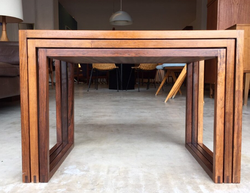 Tables gigognes minimalistes