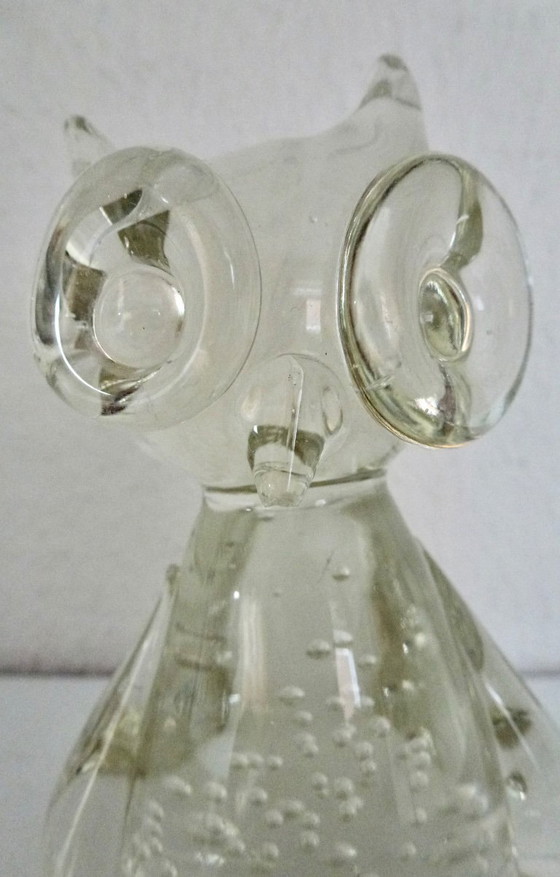 Image 1 of 2 presse-papiers en verre, composés d'un hibou et d'une sphère, Spijkerbol.