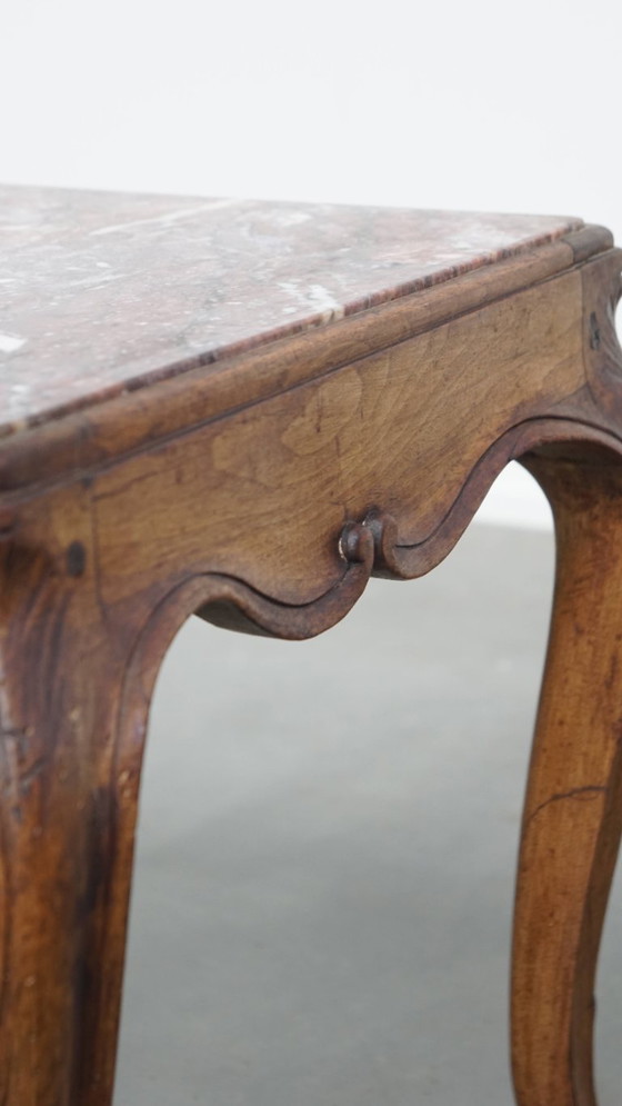 Image 1 of Ancienne table d'appoint carrée française de la fin du XVIIIe siècle avec cadre en bois et plateau en marbre
