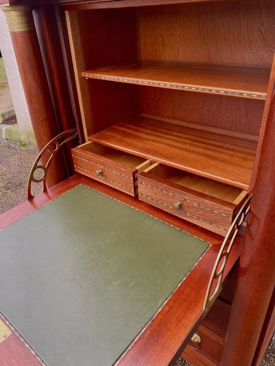 Image 1 of Scrivania in stile Impero con piano in marmo bianco, finitura mogano e ottone, 6 cassetti