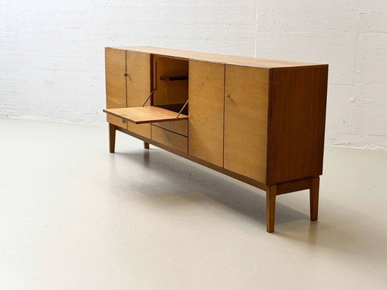 Image 1 of Dressoir uit het midden van de 20e eeuw met veel opbergruimte, gemaakt van beukenhout, jaren 60.