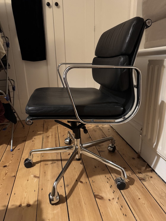 Image 1 of Vitra Eames Soft pad draaistoel EA217