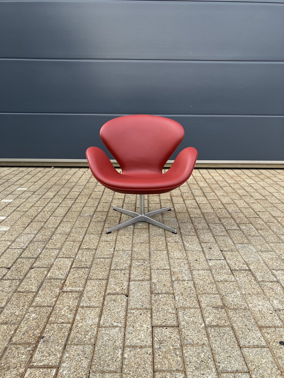 Image 1 of Silla Fritz Hansen Swan en cuero rojo indio, ¡¡¡NUEVA!!!
