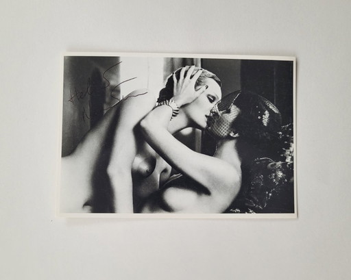 Helmut Newton 2 Models in My Apartment Paris 1975 | carte postale, tirage de collection autographe offset | Signé à la main au s