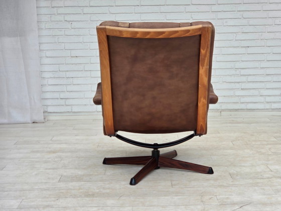 Image 1 of Anni '60, poltrona girevole scandinava, rivestimento in pelle marrone.