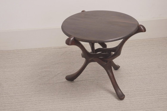 Image 1 of Vintage handgesneden ronde tafel van hardhout in Afrikaanse stijl, sculpturaal, inklapbaar bijzettafeltje