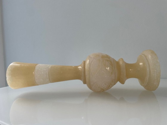 Image 1 of Vaso vintage in alabastro con dettagli decorativi – 32 cm