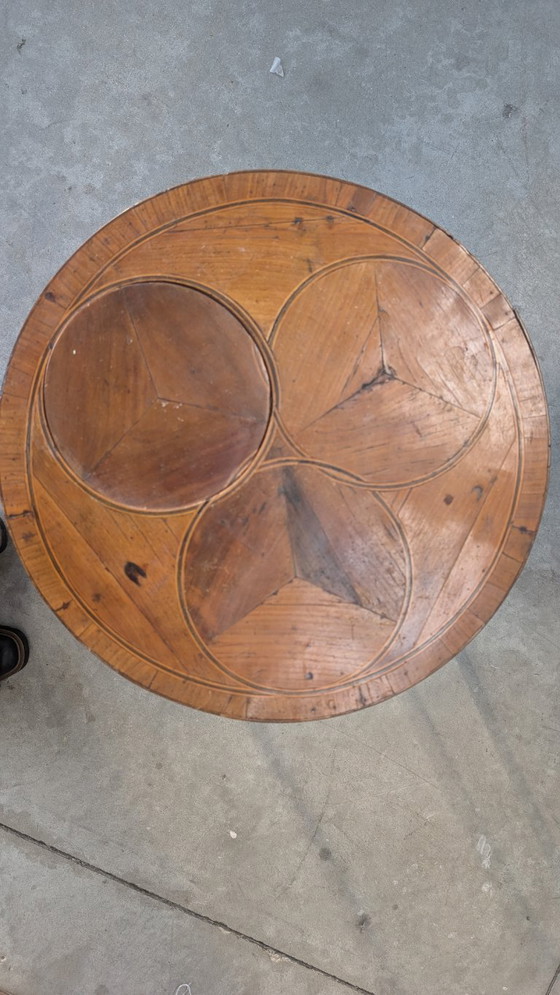 Image 1 of Tavolino di forma tonda, lastronato in noce, avec gambe a sciabola