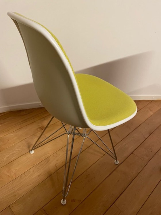 Image 1 of 6 chaises d'appoint VITRA EAMES entièrement recouvertes de tissu jaune/vert pastel