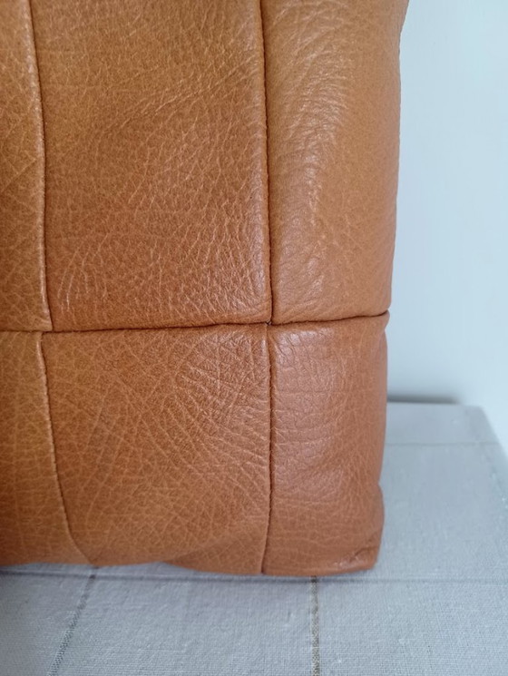 Image 1 of Cuscino vintage in pelle color cognac chiaro. Metà secolo.