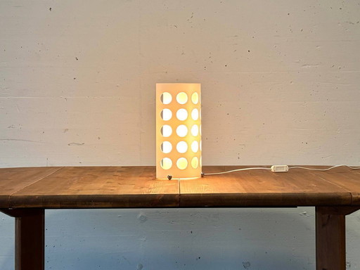 Lampe de table design à structure perforée, signée NIMEX, datant de 2001.