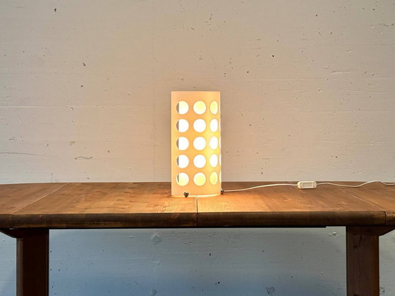 Image 1 of Lampe de table design à structure perforée, signée NIMEX, datant de 2001.