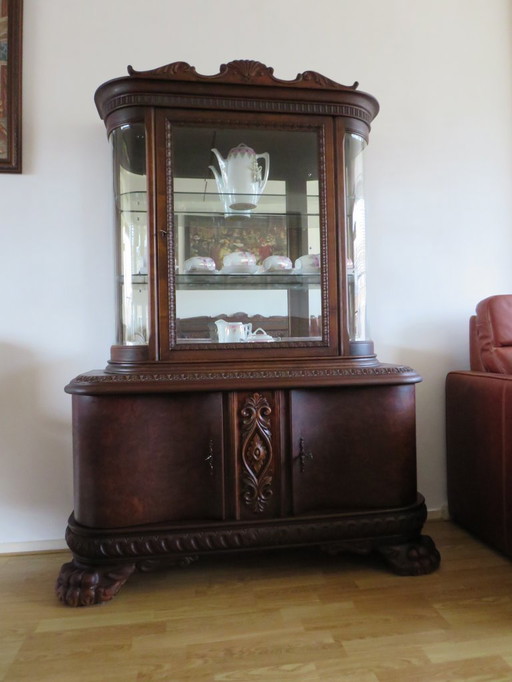 Display cabinet from the 1930s