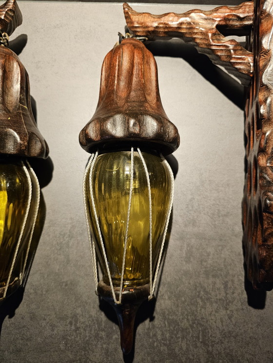 Image 1 of Lampade da parete spagnole vintage in legno, con vetro ambrato