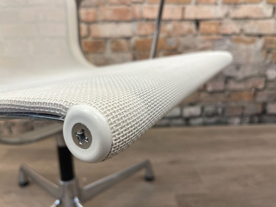 Vitra EA 107 – Wit Netweave Chroom | Charles & Ray Eames – Vergaderstoel, Textile, Aluminium (photo 12 of 17)