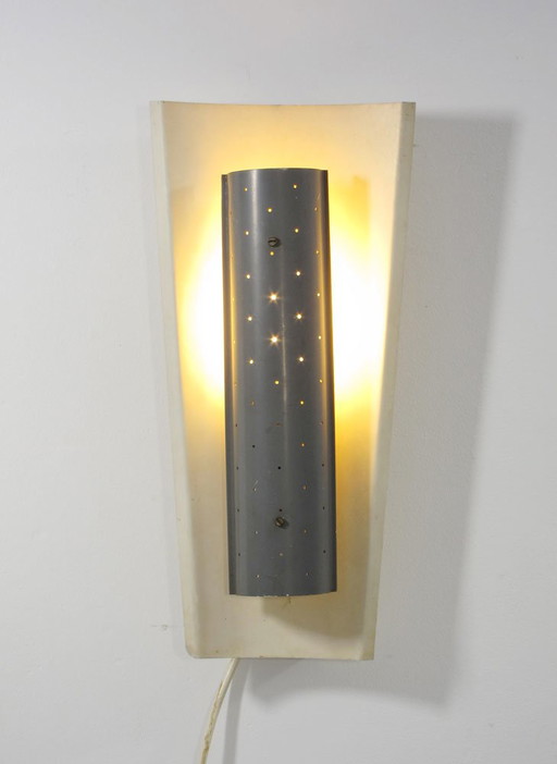 Wandleuchte im Stil der 50er Jahre von Mategot mit perforiertem Diffusor