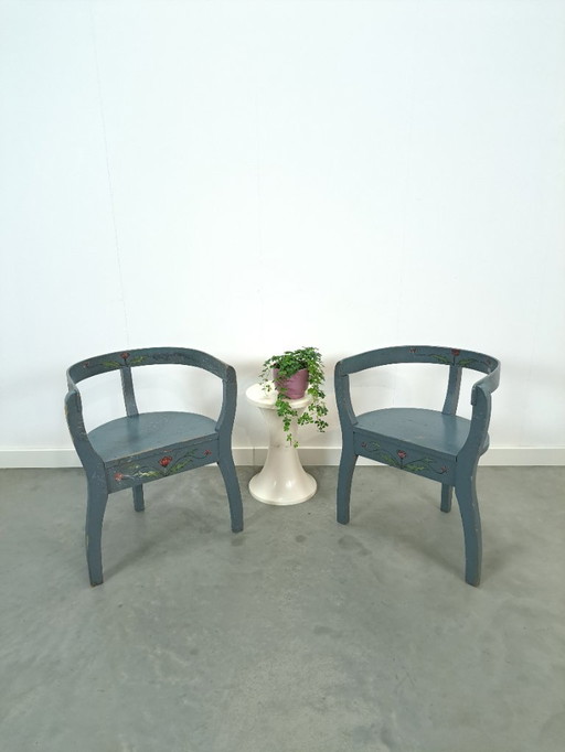Ensemble de chaises bleues en bois ancien avec fleurs de Suède