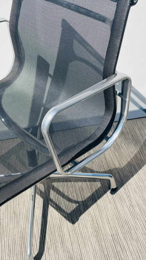 Image 1 of Paar van Vitra Eames Vintage Alu Group armstoelen