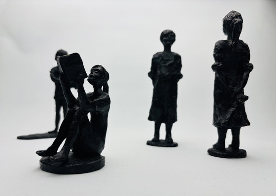 Image 1 of Raro set di 4 sculture in bronzo – Corry Ammerlaan – van Niekerk (CAN) incluse 2× ragazza con peluche