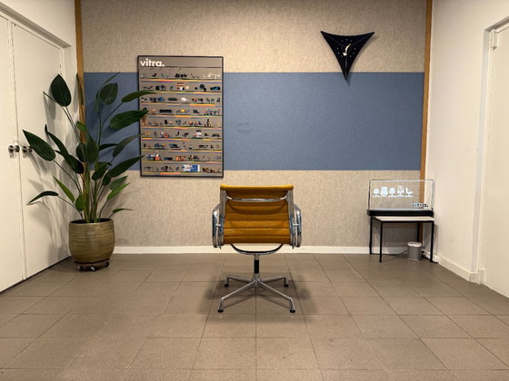 Vitra | Eames | EA107 | Hopsak Naranja | 2 unidades – Sillas de conferencia, Textil, Aluminio (photo 5 of 16)