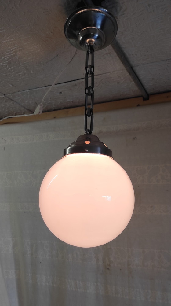 Lampada a sospensione Bauhaus a forma di globo in vetro opalino, diametro 20 cm - anni '30 (photo 6 of 9)