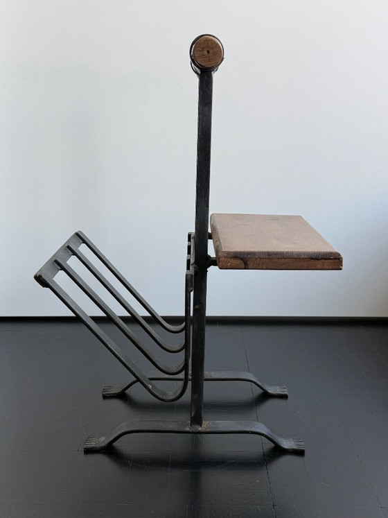 Brutalist wrought iron magazine rack with shelf, 1950s – Wood (photo 4 of 11)