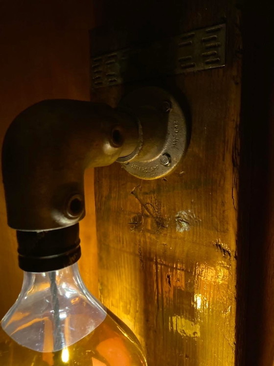 Image 1 of Lampada d'atmosfera bottiglia di whisky con tubo da impalcatura e legno