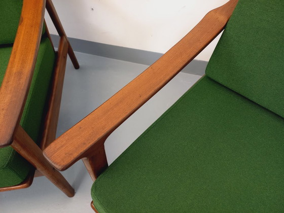 Image 1 of Een paar vintage Scandinavische fauteuils van teakhout met groene stof uit de jaren 60.