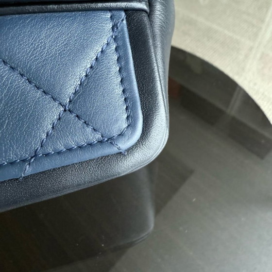 Image 1 of Borsa Chanel Seasonal Flap - 23 cm in pelle di agnello trapuntata bicolore bianco, nero e finiture dorate, serie 19