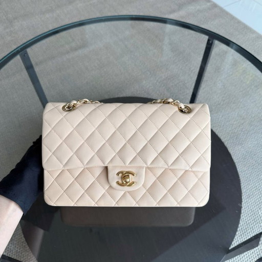 Borsa Chanel Classic Flap Medium - 25 cm in pelle di agnello trapuntata beige con finiture dorate