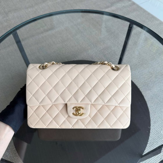 Image 1 of Chanel Classic Flap Medium - 25 cm gewatteerd lamsleer, beige, met gouden details.