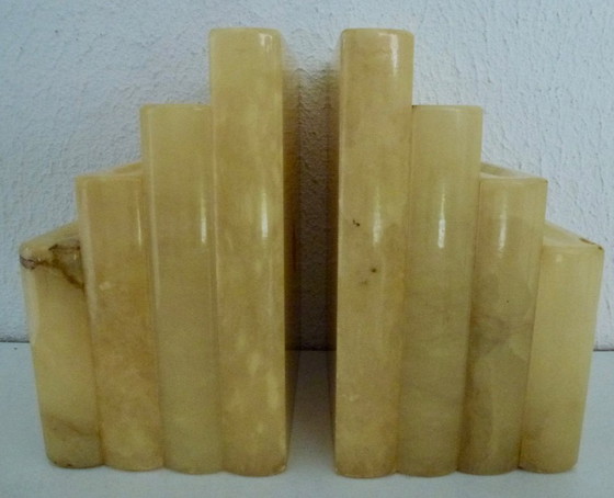 Image 1 of Buchstützen im Art-Deco-Stil, aus Marmor, in Form einer Bücherreihe.