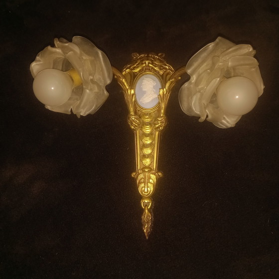 Image 1 of verguld bronzen kandelaar en wedgwood bord, laat 19e eeuw leeuwenkop beer